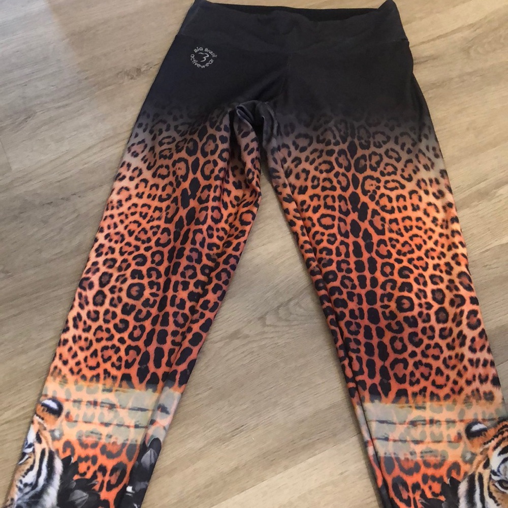 Beautiful leggings one size, looks perfect !